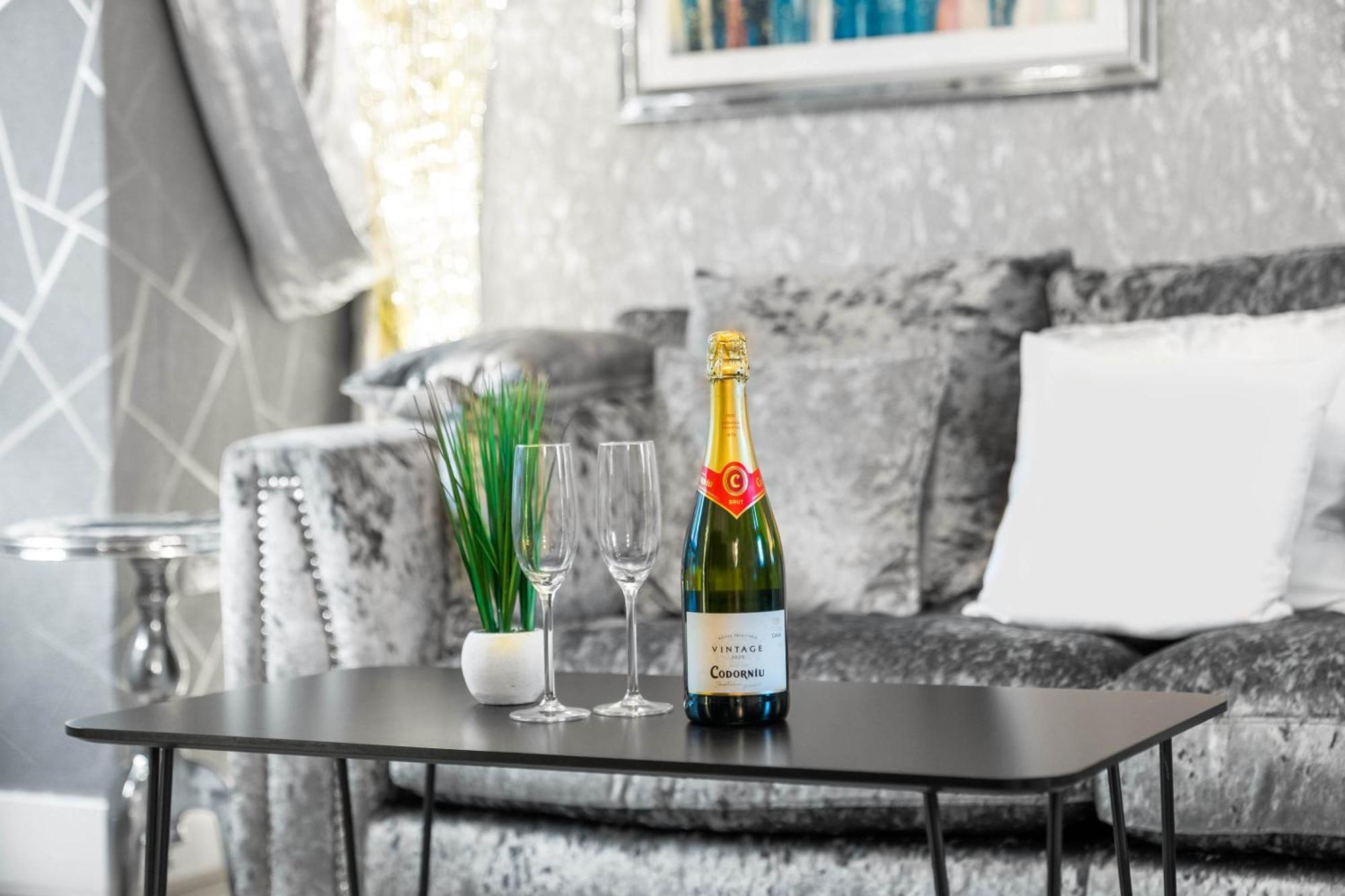 Luxury 1 Bed Flat With Parking 11K - Top Rated - Netflix - Wifi - 70 Inch Smart Tv - Birmingham City Centre - Tv In Bedroom - Top Rated Екстер'єр фото